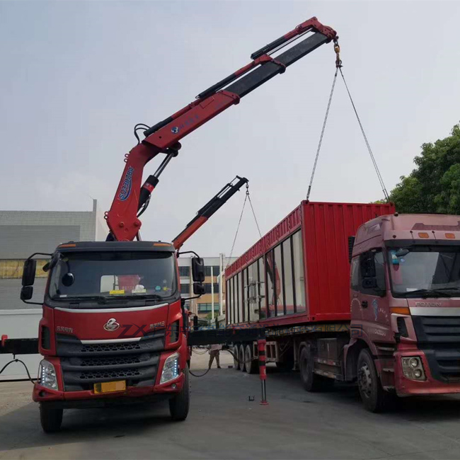 工廠集裝箱房屋吊裝現場